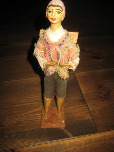 Gammel og pen damefigur med sivbunt på ryggen ca 21 cm høgt