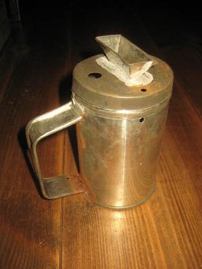 Gammel innsamlingsbøsse fra 40 tallet ca 14 cm høg
