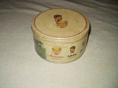 Reklameboks fra 30-40 tallet med reklame for Marianne Margarin ARNE Margarin og Dorte matfett