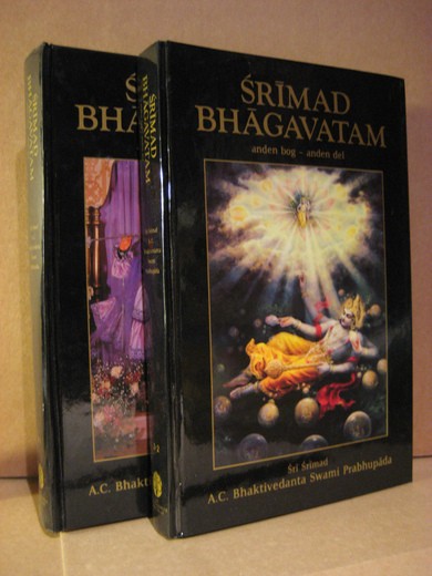 BHAGAVATAM, SRIMAD:  Anden bog, første og anden del. Den kosmiske manifestasjon. 1985.