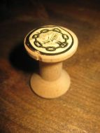 Trådsnelle i tre ca 3 5 cm stor Dette er pakke nr 1