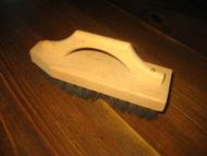 Gammel skobørste som er mer forseggjort enn vanleg kosta i si tid kr 1 - Ca 17 cm lang 50-60 tallet
