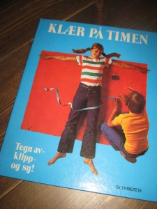 KLÆR PÅ TIMEN. 1980.