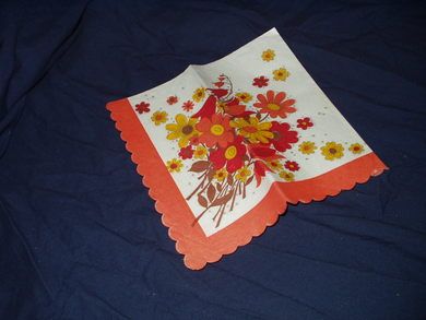 Serviett med blomstermotiv fra eldre samling
