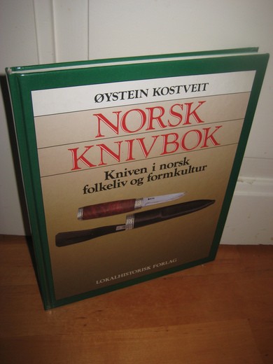 KOSTVEIT, ØYSTEIN: NORSK KNIVBOK. Kniven i norsk folkeliv og formkultur. 1985.