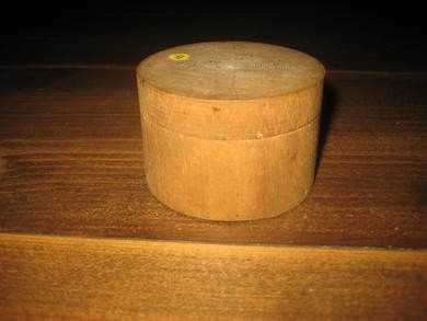 Liten dåse t tre med lokk ca 8 cm i diameter