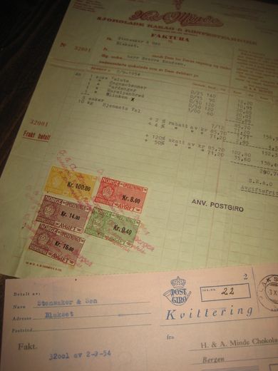 Minde SJOKOLADE - KAKAO & KONFEKTFABRIKK 2 9 1954 med kr 138 40 i stempelmerker