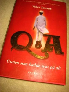 SWARUP, VIKAS: Q & A. GUTEN SOM HADDE SVAR PÅ ALLT. 2005.