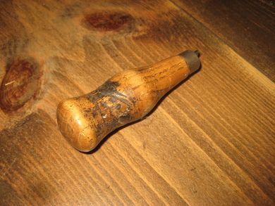 Gammelt og velbrukt verktøy fra skomakeri 30-40 tallet