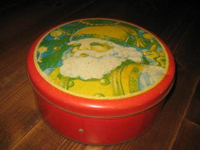 Gammel boks med nisse motiv ca 21 cm i diameter ca 8 cm høg