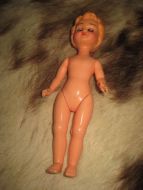 Pen dukke i hardplast CS ca 20 cm høg 50-60 tallet