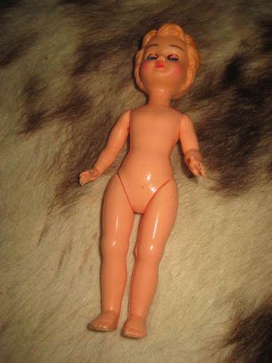 Pen dukke i hardplast CS ca 20 cm høg 50-60 tallet