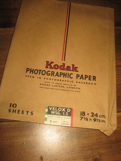 Pose KODAK PHOTOGRAPHIC PAPER, VELOX D WSG, 1,S, 18*24 cm, åpna med noe innhold, 60 tallet.