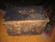 Meget gammelt og pent skrin med blåleg originalmåling slutten på 1800 tallet
