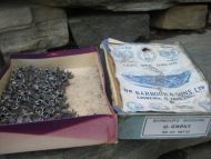 Eske med innhold se bildet Kan vere pent i ditt skomakermiljø 40 tallet