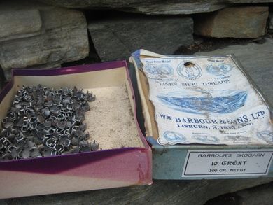 Eske med innhold se bildet Kan vere pent i ditt skomakermiljø 40 tallet