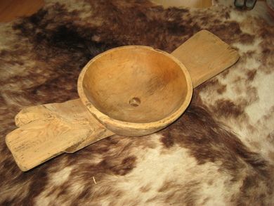 Gammelt gardsredskap brukt ved ysting dekorativt og pent 1800 tallet