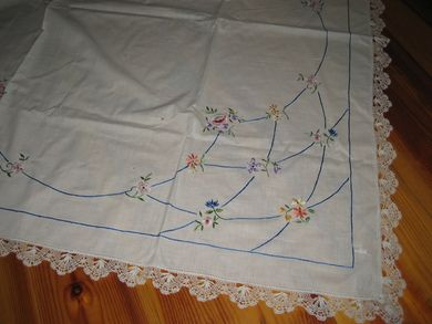 Stor heimebrodert duk 93*93 cm stor