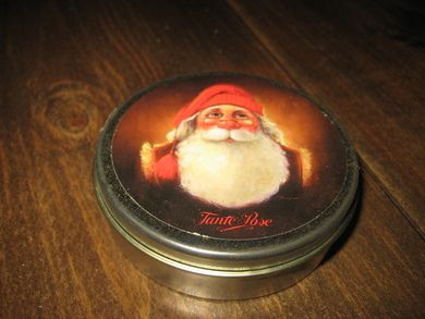 Liten pen boks med julemotiv ca 7 5 cm i diameter 2 cm høg