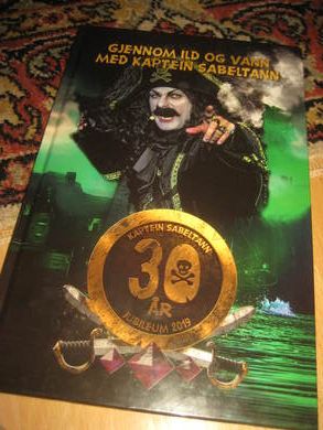 GJENNOM ILD OG VANN MED KAPTEIN SABELTANN. 2019