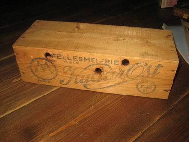 Treeske med reklame fra Fellesmeieriet KULTUROST ca 30*12 cm stor 9 cm høg