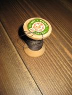 Stor trådsnelle i tre ca 3 5 cm i diameter 5 5 cm lang 60 tallet