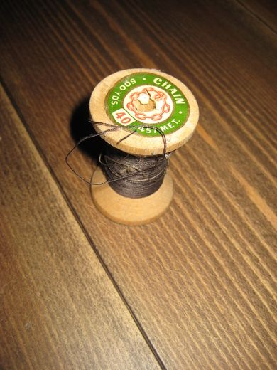 Stor trådsnelle i tre ca 3 5 cm i diameter 5 5 cm lang 60 tallet