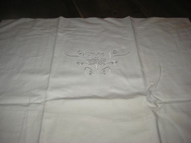 Brodert putetrekk fra eldre dager pent broderi ca 50*60 cm stor