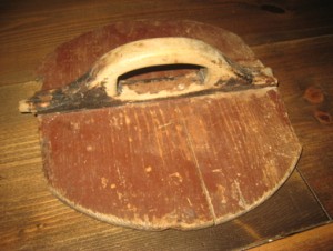 Gammelt lokk til trebutt, ca 22 cm i diameter. 1800 tallet. 