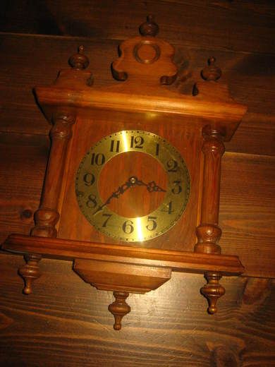 Pen vegg klokke ca 45 cm høg 29 cm brei 60 tallet