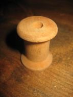 Trådsnelle i tre ca 3 cm stor Dette er pakke nr 2