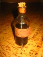 Flaske med noe innhold Telys ?? Olje fra APOTEKET 