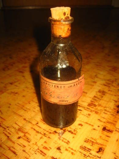 Flaske med noe innhold Telys ?? Olje fra APOTEKET 
