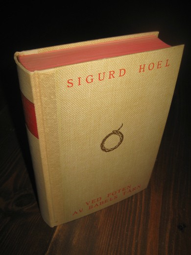 HOEL, SIGURD: VED FOTEN AV BABELS TÅRN. 1. utgave, 1956.