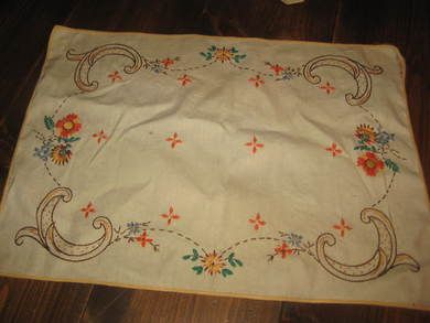 Pen brodert heimelaga duk ca 45*34 cm stor 50 tallet