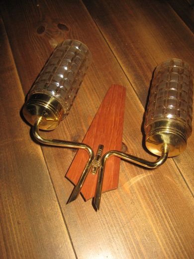 Pen vegglampett fra 60 tallet teak plate og messing holdere