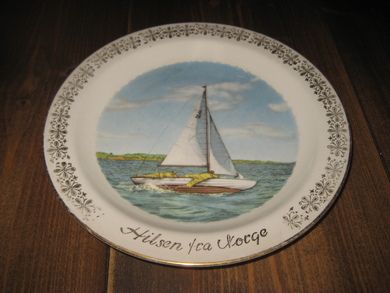Figgjo platte med maritimt motiv Hilsen fra Norge 60 tallet tillaga for oppheng på vegg 19 cm i diameter