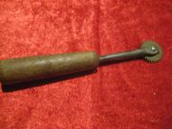 Gammelt redskap fra skredderverkstad 30-40 tallet Ca 12 cm langt trehandtak