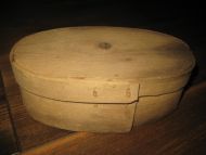Lite, ovalt skrin med lokk, tidleg 1900. Ca 19 cm i diameter. 