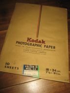 Pose KODAK PHOTOGRAPHIC PAPER, VELOX D WSG, 2,S, 18*24 cm, åpna med noe innhold, 60 tallet.