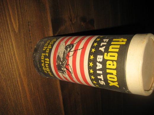 Pappsylynder med uåpna innhold flugarox FLY BAITS Fra Svenska Sanering Aktiebollag 50 tallet