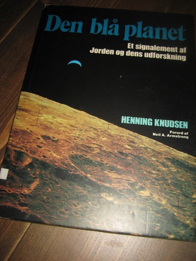KNUDSEN, HENNING: Den blå planet. 1972.