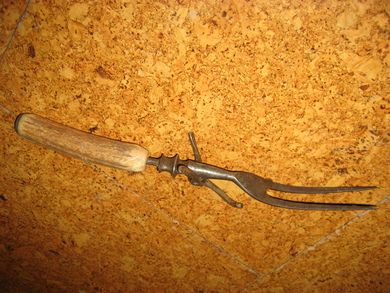 Spesiell gaffel med klype denne er nok gammel Beinskaft ca 28 cm lang En godbit!!