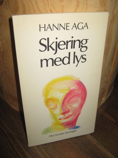 AGA, HANNE: Skjering med lys. 1981.