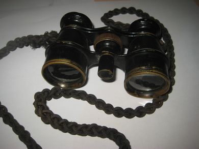 Gammel liten kikkert som virker lett å ta med i sekken på en fjelltur Gammel