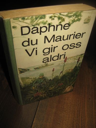 Maurier: Vi gir oss aldri. 1972.