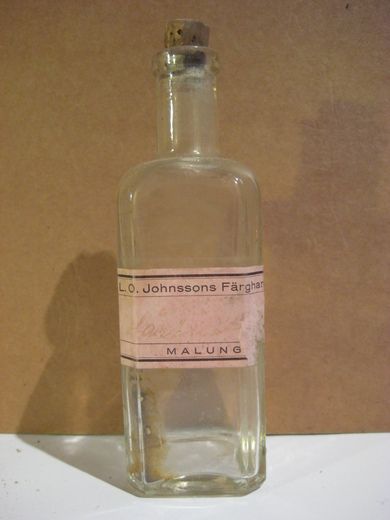 Flaske uten innhold, fra Johansons Fargehandel, MALUNG. 50 tallet.