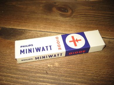 Strøken eske med innhold, PHILLIPS MINIWATT DIODE, BY100.