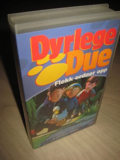 DYRLEGE DUE . FLEKK ORDNER OPP. 2001, 60 MIN.