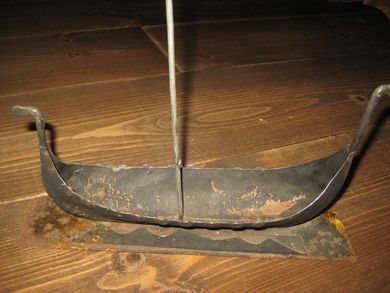 Vikingskip i jern på jernplate ca 25 cm lang